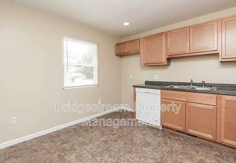 340 Walnut St — Photo 16