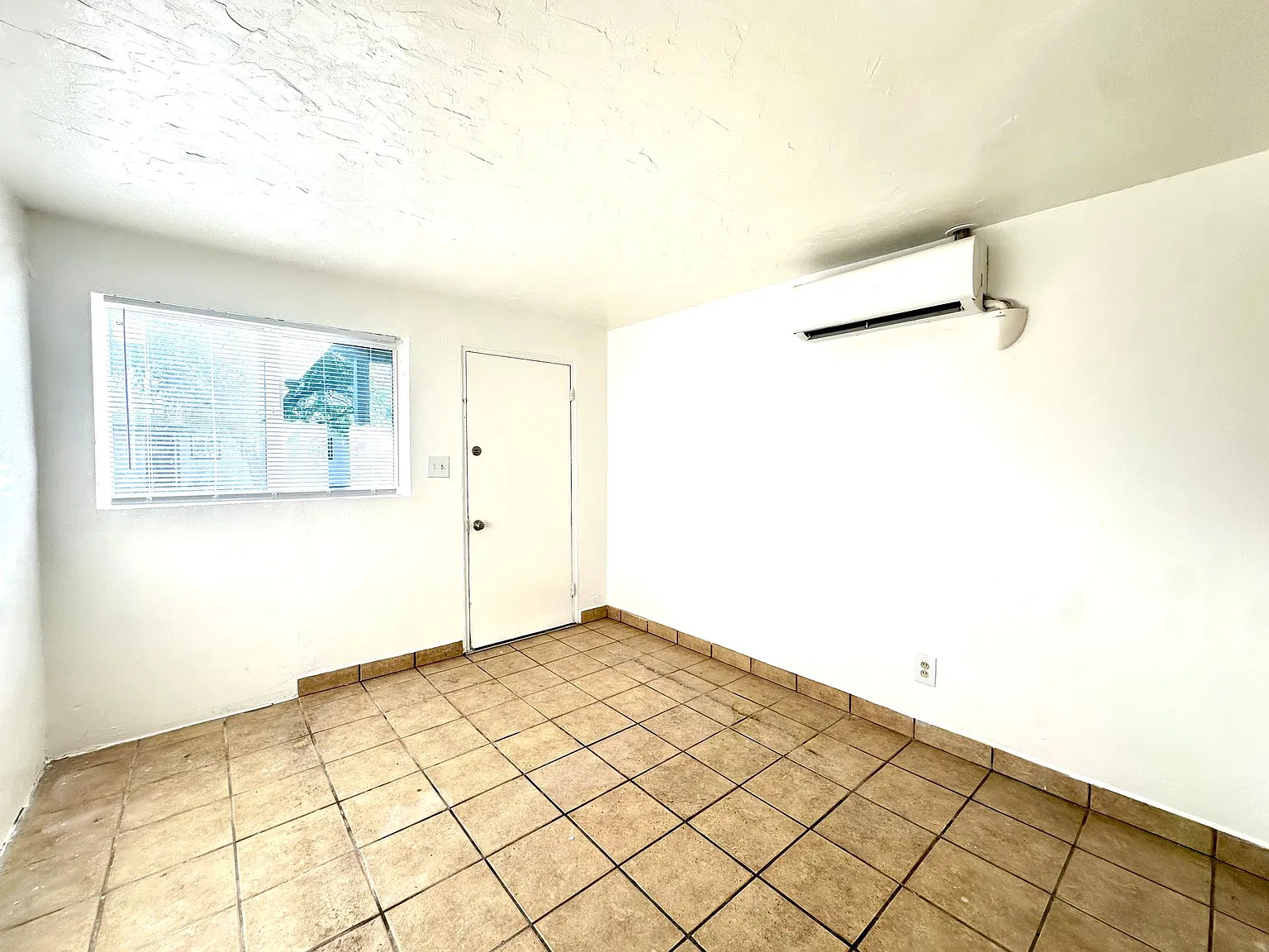 Studios and 1 bedrooms that include all utilities! Off Street Parking and Tile Flooring! — Photo 2
