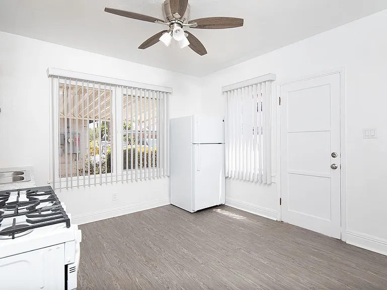 Del Oro Apartments — Photo 2