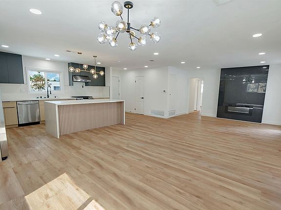 4th image of 20851 Martha St