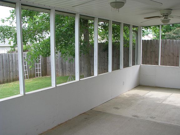 Oversized back screened porch w, ceiling fans, Cable TV acce