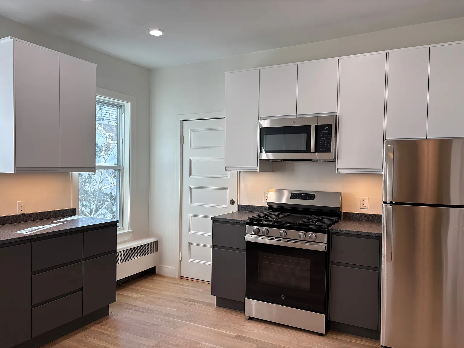 4 bed, 9999 sqft, $5,750 — Photo 2