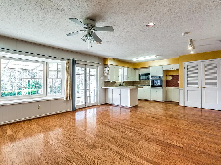 8355 Lullwater Dr — Photo 6