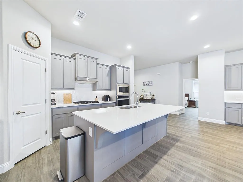4 bed, 2.0 bath, 2135 sqft, $2,990 — Photo 2
