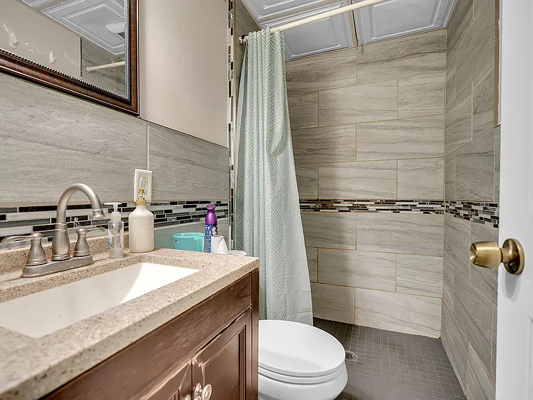 75 Montrose Ave #1 — Photo 17