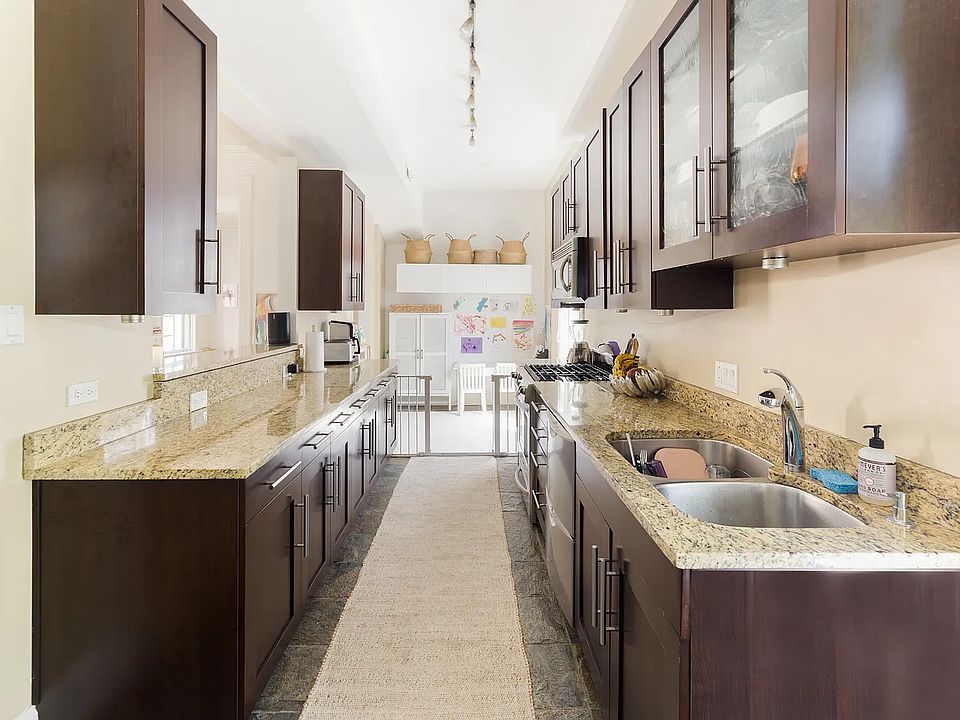 1st image of 2031 W Evergreen Ave #2