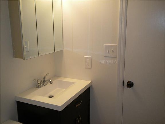 5th image of 726 Edgewater Dr