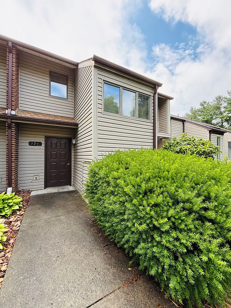 3 Bedroom 2.5 Bath Townhouse — Photo 2