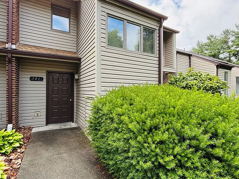 324 Shenandoah Cir — Photo 2