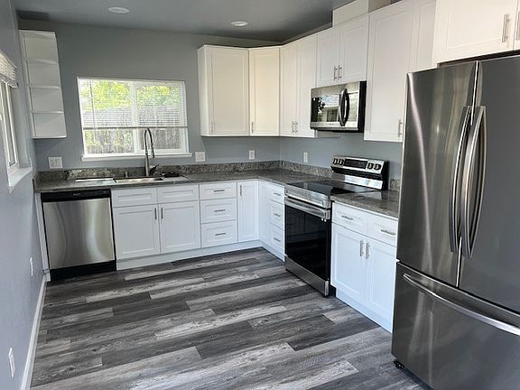 3rd image of 4725 Lakeshore Blvd