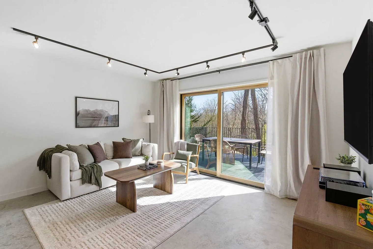 2 bed, 1.0 bath, $4,646 — Photo 2