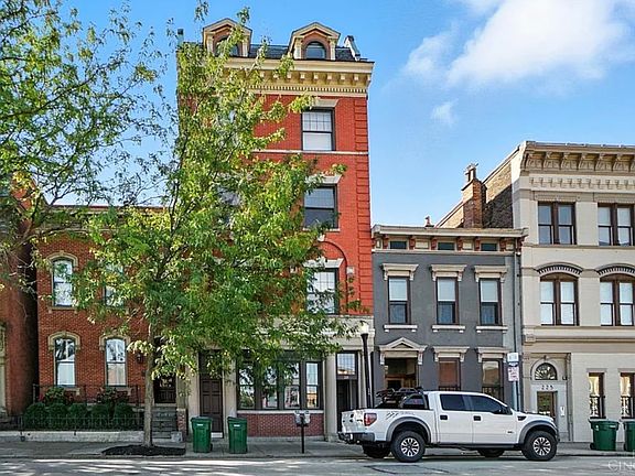 3rd image of 221 W 9th St #8