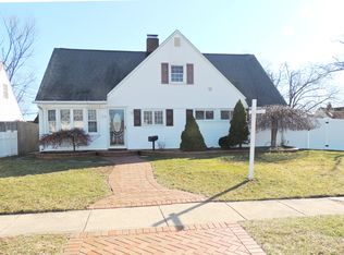 23 Fence Ln, Levittown, NY 11756