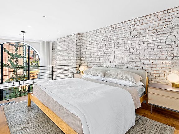 4th image of 838 Greenwich St APT 4D