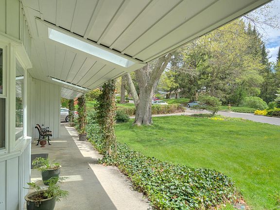 4th image of 301 Hemlock Dr SE