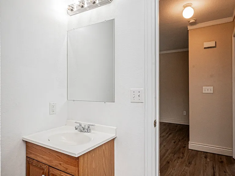 613 W 11th St — Photo 12