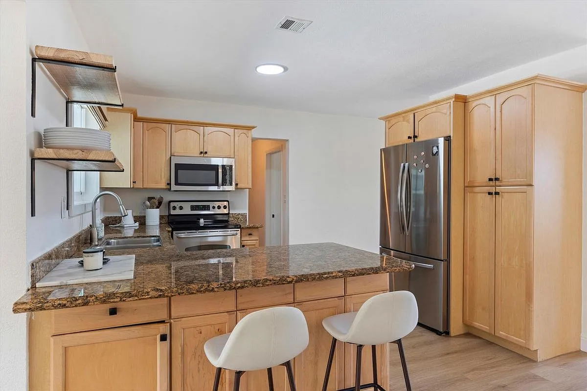 3 bed, 2.0 bath, 1496 sqft, $4,900 — Photo 1
