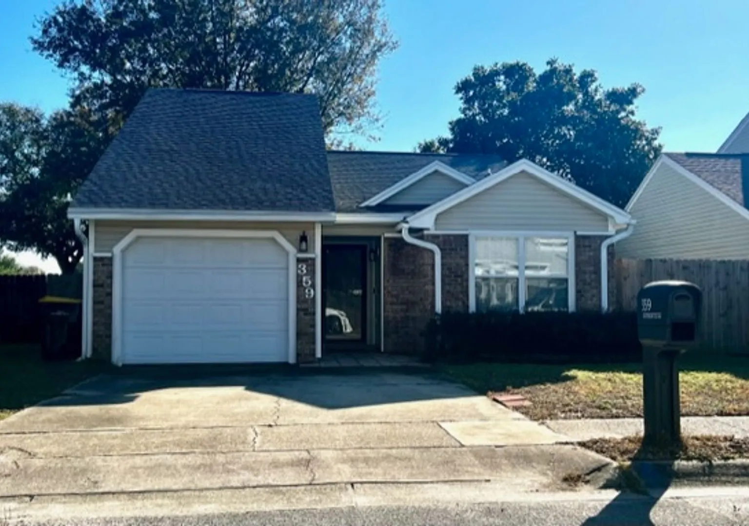 359 Canterbury Cir — Photo 1