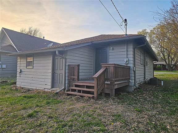 3rd image of 418 E 1st Ave