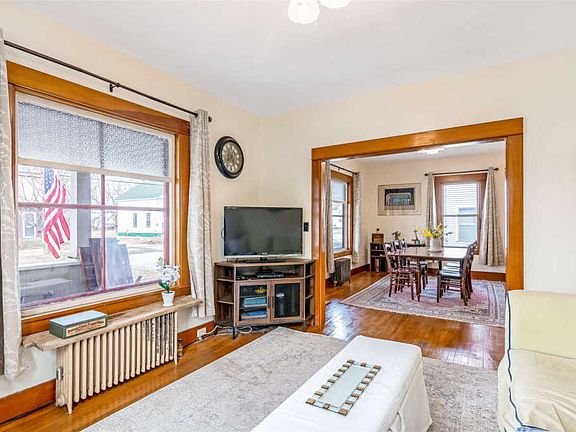 3rd image of 21 Edward St