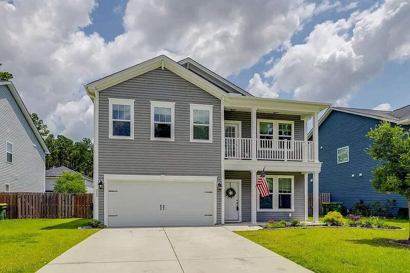 4 bed, 2.5 bath, 2400 sqft, $2,700 — Photo 4