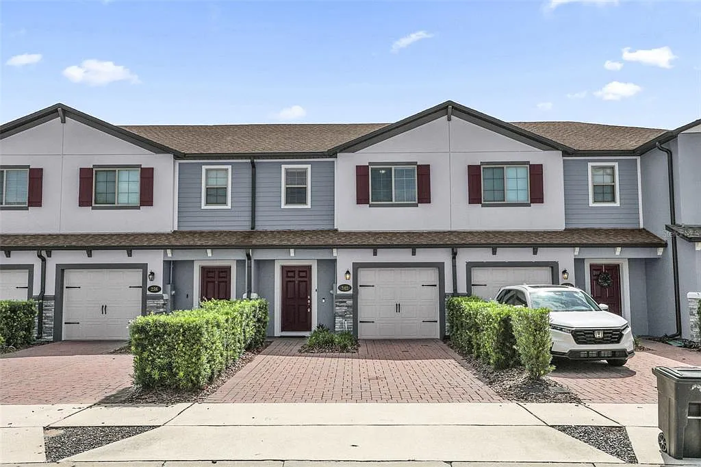 3 bed, 2.5 bath, 1490 sqft, $2,350 — Photo 1
