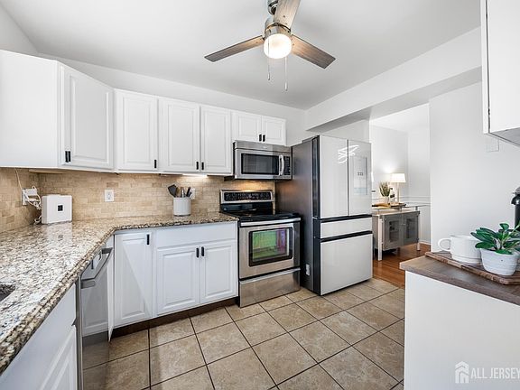 5th image of 138 Stratford Ct