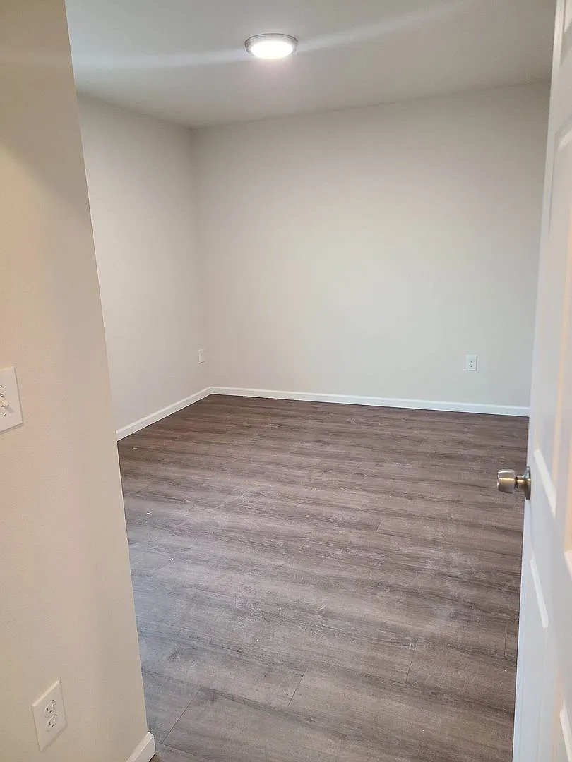 3 Bedroom, 2 Bathroom Duplex — Photo 3