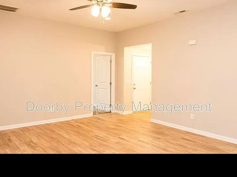 1044 Flynn St — Photo 3