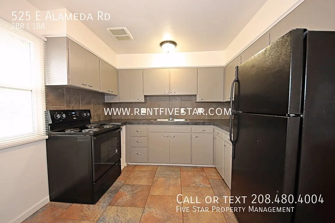 Cozy Upstairs Apartment Available! — Photo 4