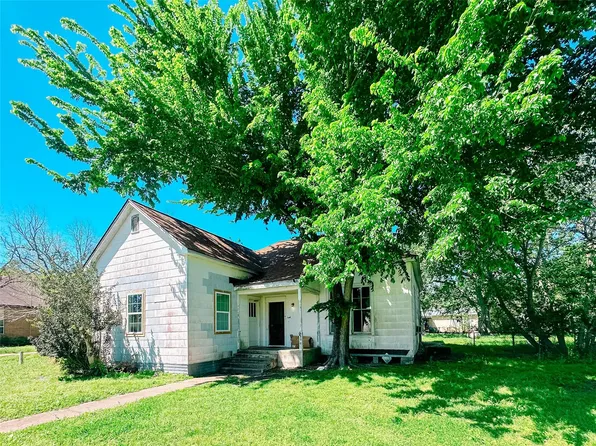 208 8th St, Glidden, TX 78943