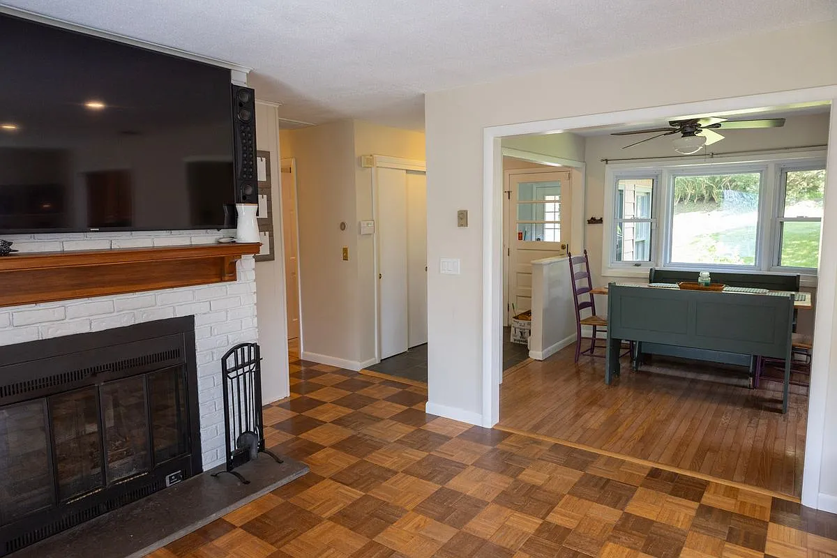 3 bed, 2.0 bath, 2247 sqft, $3,800 — Photo 4