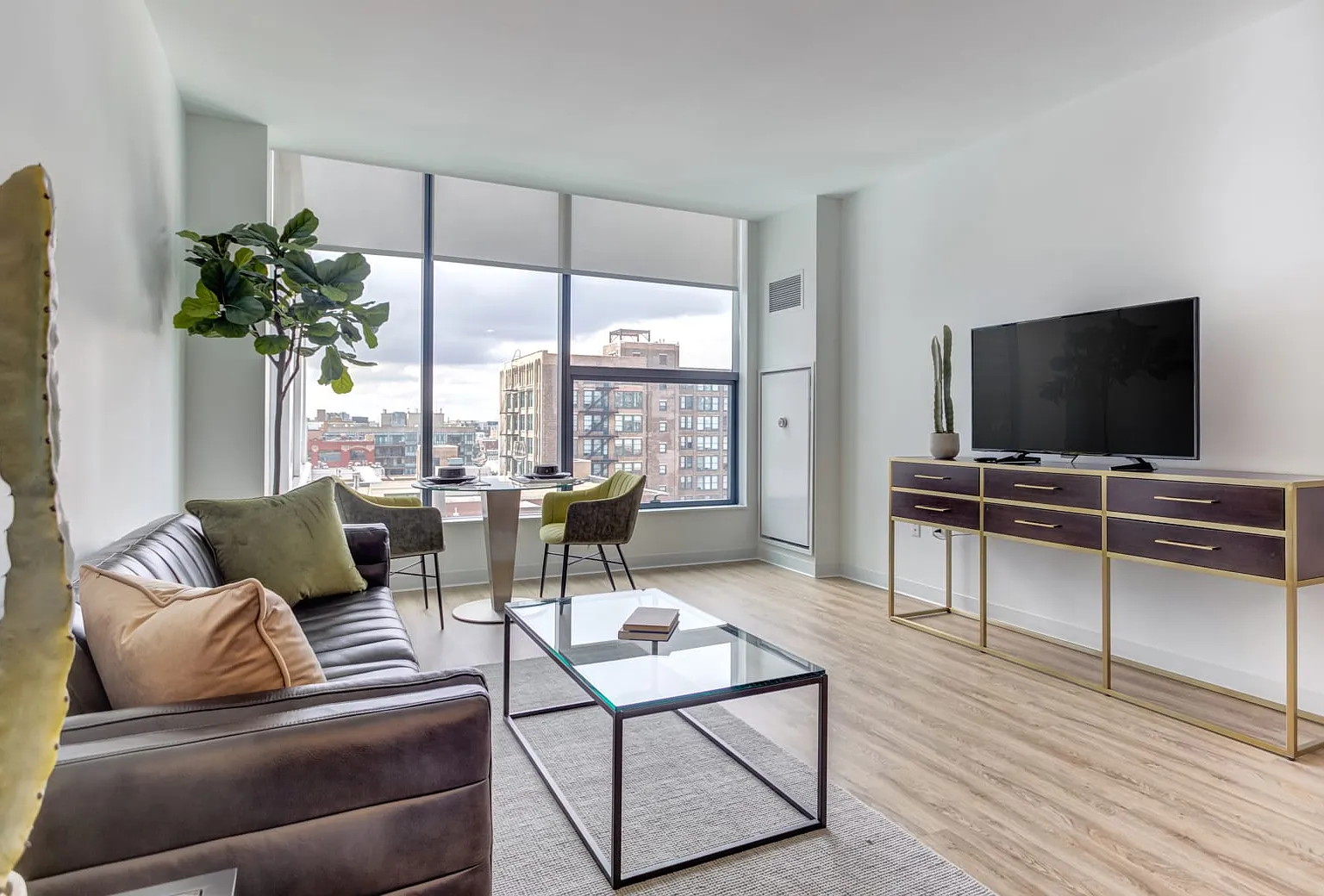 2 bed, 906 sqft, $3,940 — Photo 4