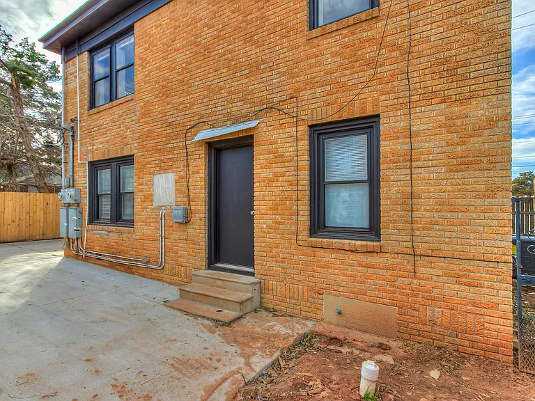 2110 N Kelley Ave — Photo 38