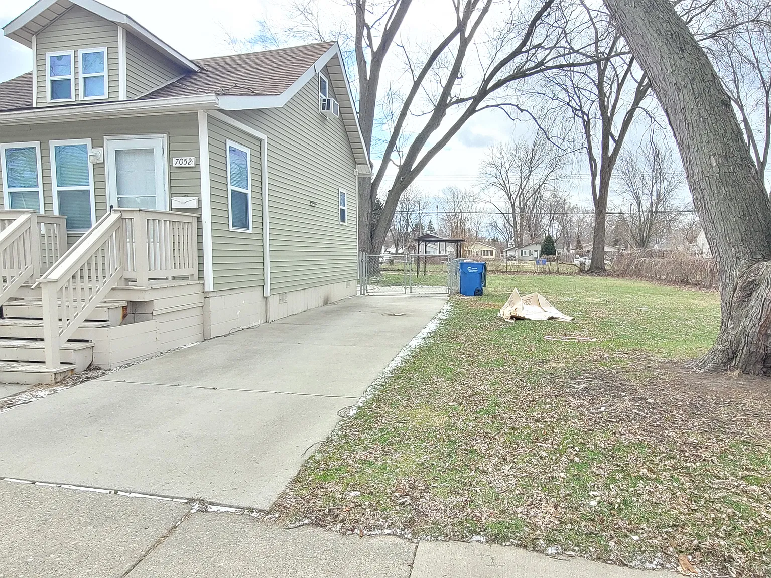 3 bed, 1000 sqft, $1,300 — Photo 2