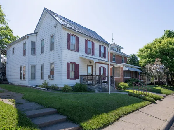 30 3rd St, Savanna, IL 61074