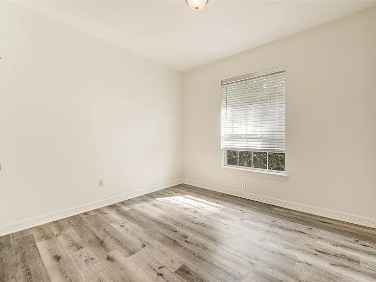 8803 Memorial Creek Dr — Photo 34