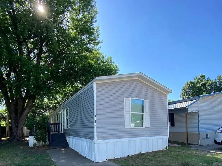 1410 N Lakeview Dr — Photo 1
