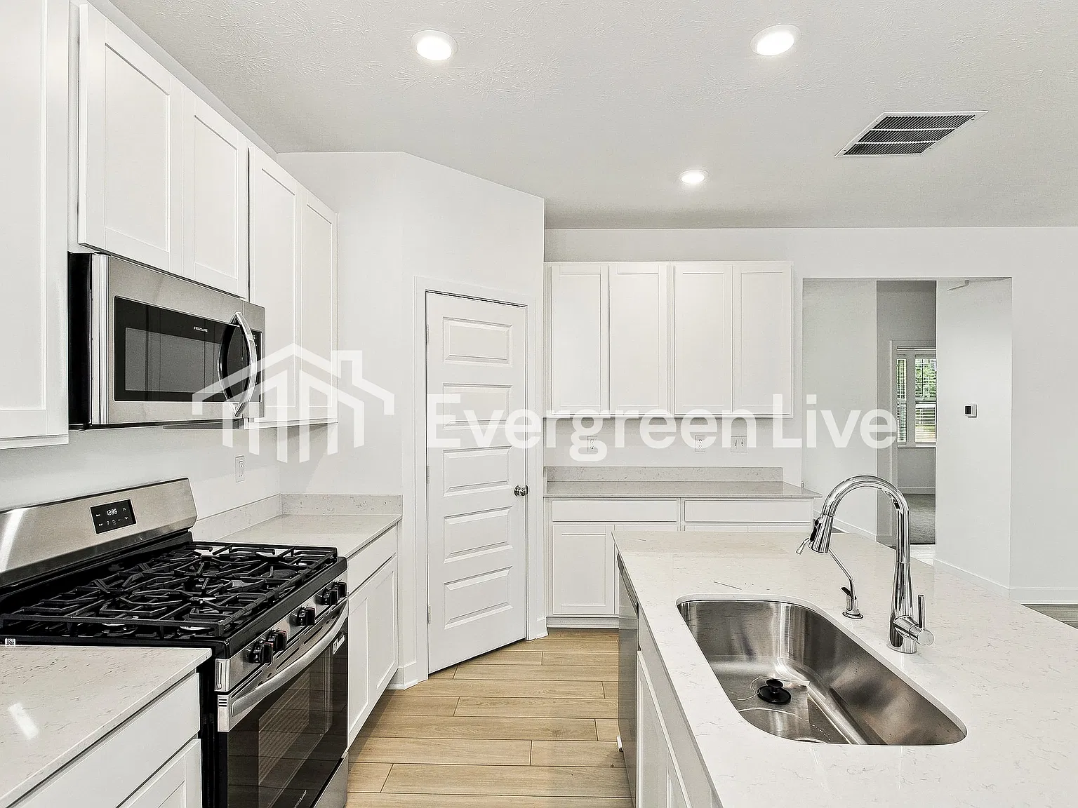 4 bed, 3.0 bath, 2329 sqft, $2,140 — Photo 4