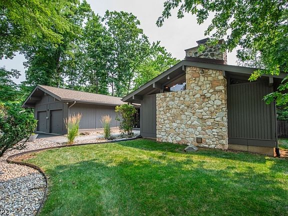 3rd image of 10 Reed Ct