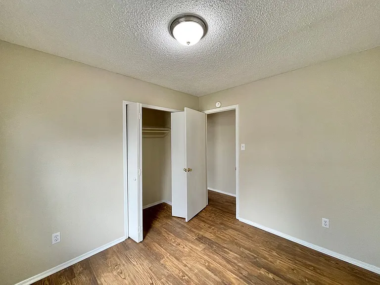 2416 Grasslands Dr — Photo 15