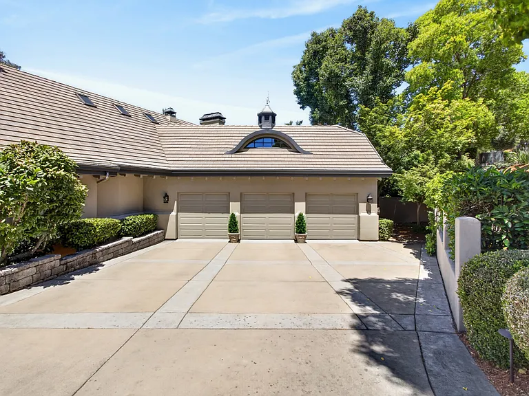2375 Clubhouse Dr — Photo 4