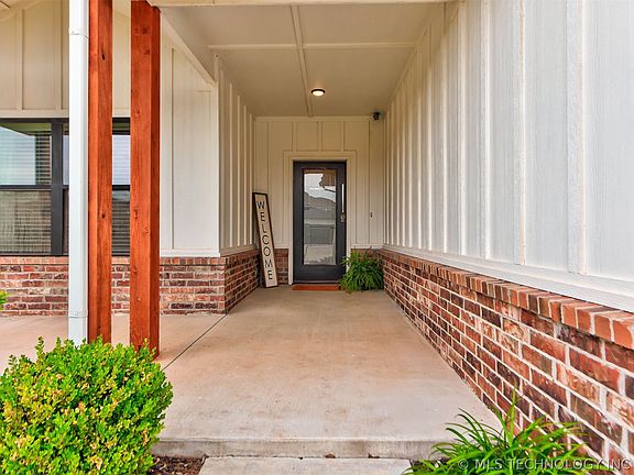 5th image of 513 NW 183rd St