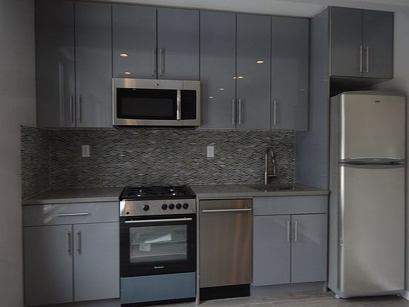 2nd image of 285 Jefferson Ave APT 3