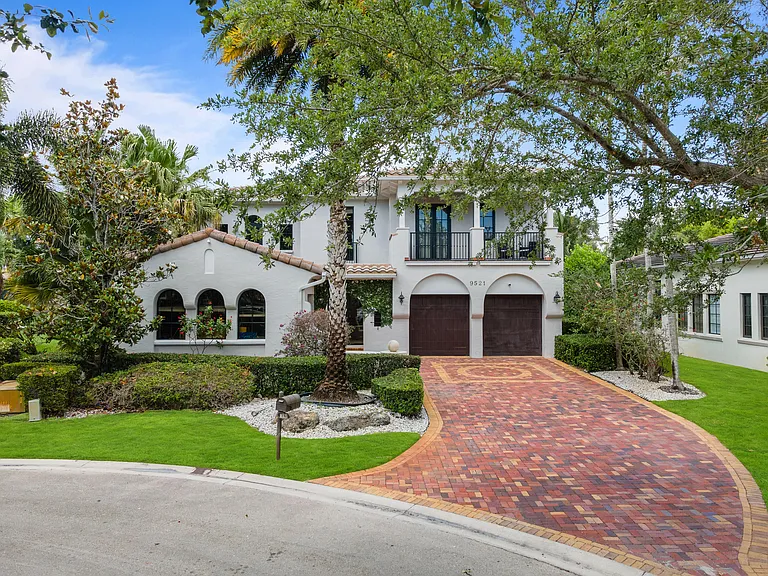 9521 Eden Mnr — Photo 2