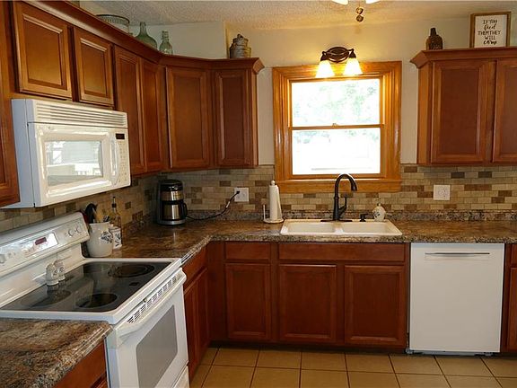 4th image of 304 NW Young St