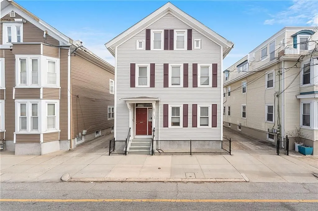 2 bed, 1.0 bath, 802 sqft, $2,400 — Photo 1
