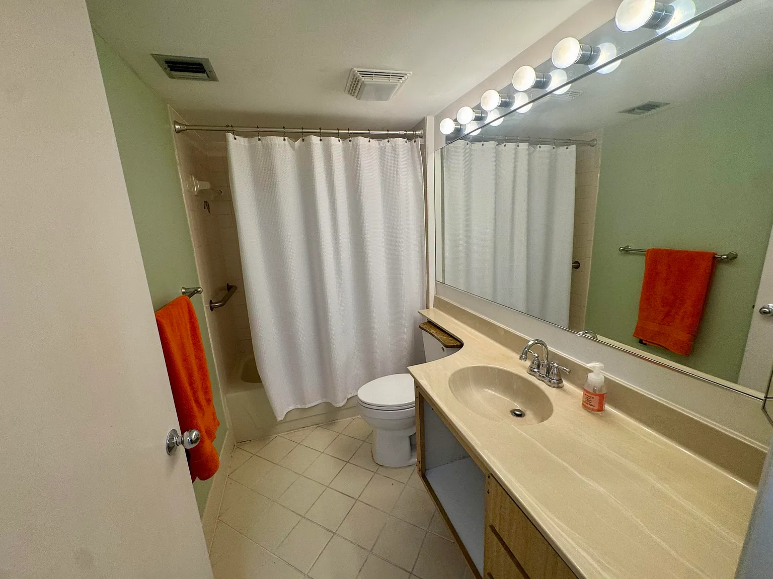 2 bed, 2.0 bath, 1385 sqft, $3,600 — Photo 4