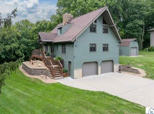 314 Meadow Woods Dr, Mankato, MN 56001