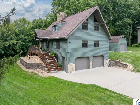 314 Meadow Woods Dr, Mankato, MN 56001